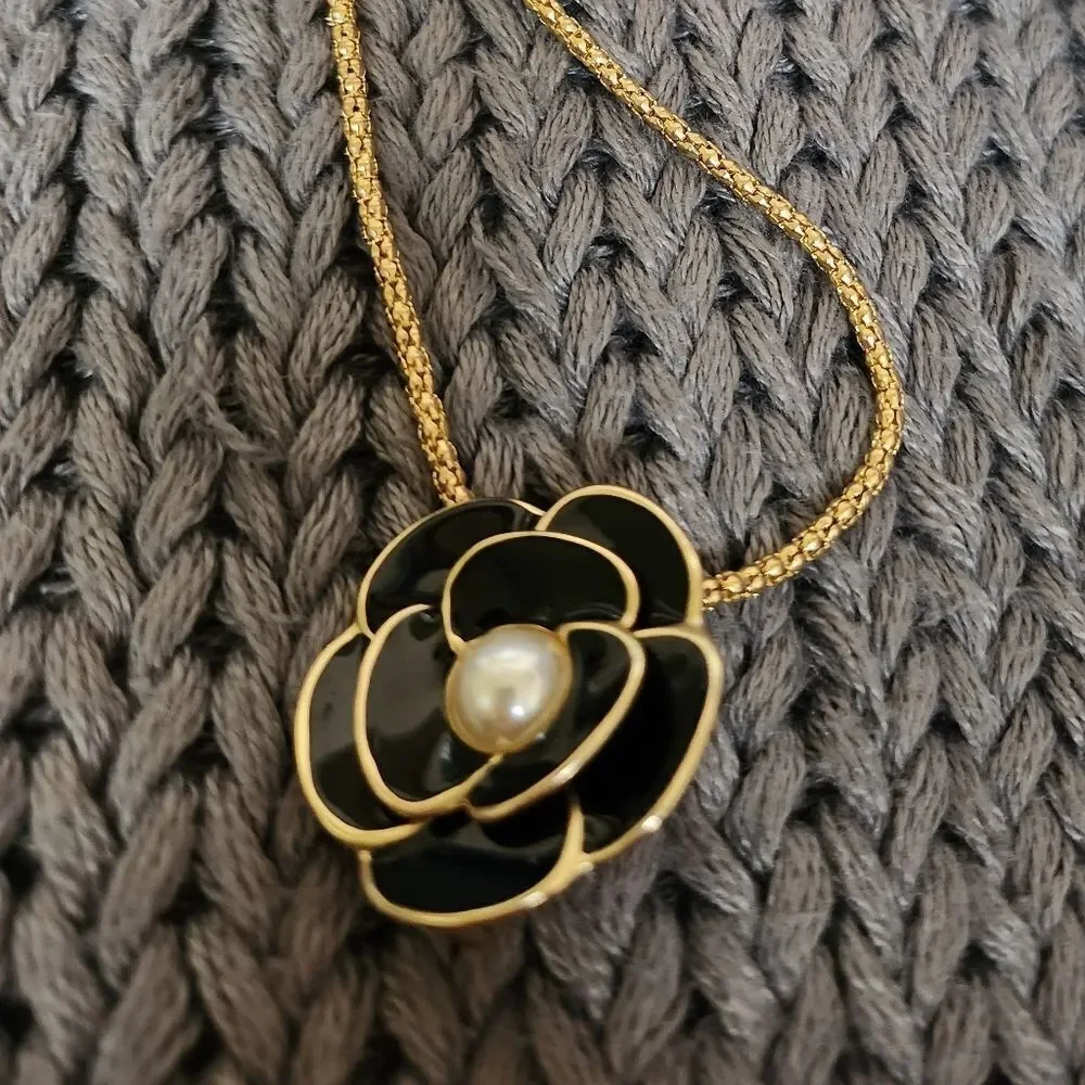 Elegant Black and Gold Flower Pendant Necklace